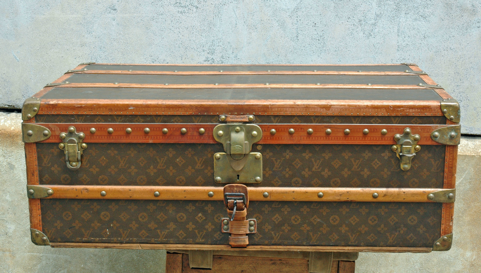 Louis Vuitton trunk from the 1920s-1930s in monogram, 80 cm Louis Vuitton  Steamer trunk - Les Puces de Paris Saint-Ouen